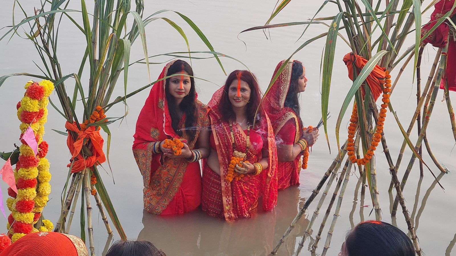 पुराना काशी के नाम से मशहूर भोगांव में जिलाध्यक्ष ने लगाई आस्था की डुबकी
