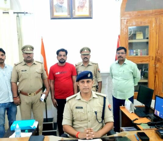 35 लाख रू0 की डीसीएम व उसमें लदी150 पेटी अवैध अंग्रेजी शराब बरामद