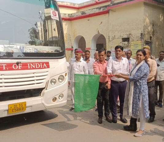 जिलाधिकारी द्वारा गंगा सचल पुस्तक प्रदर्शनी वाहन को हरी झण्डी दिखाकर किया गया रवाना*