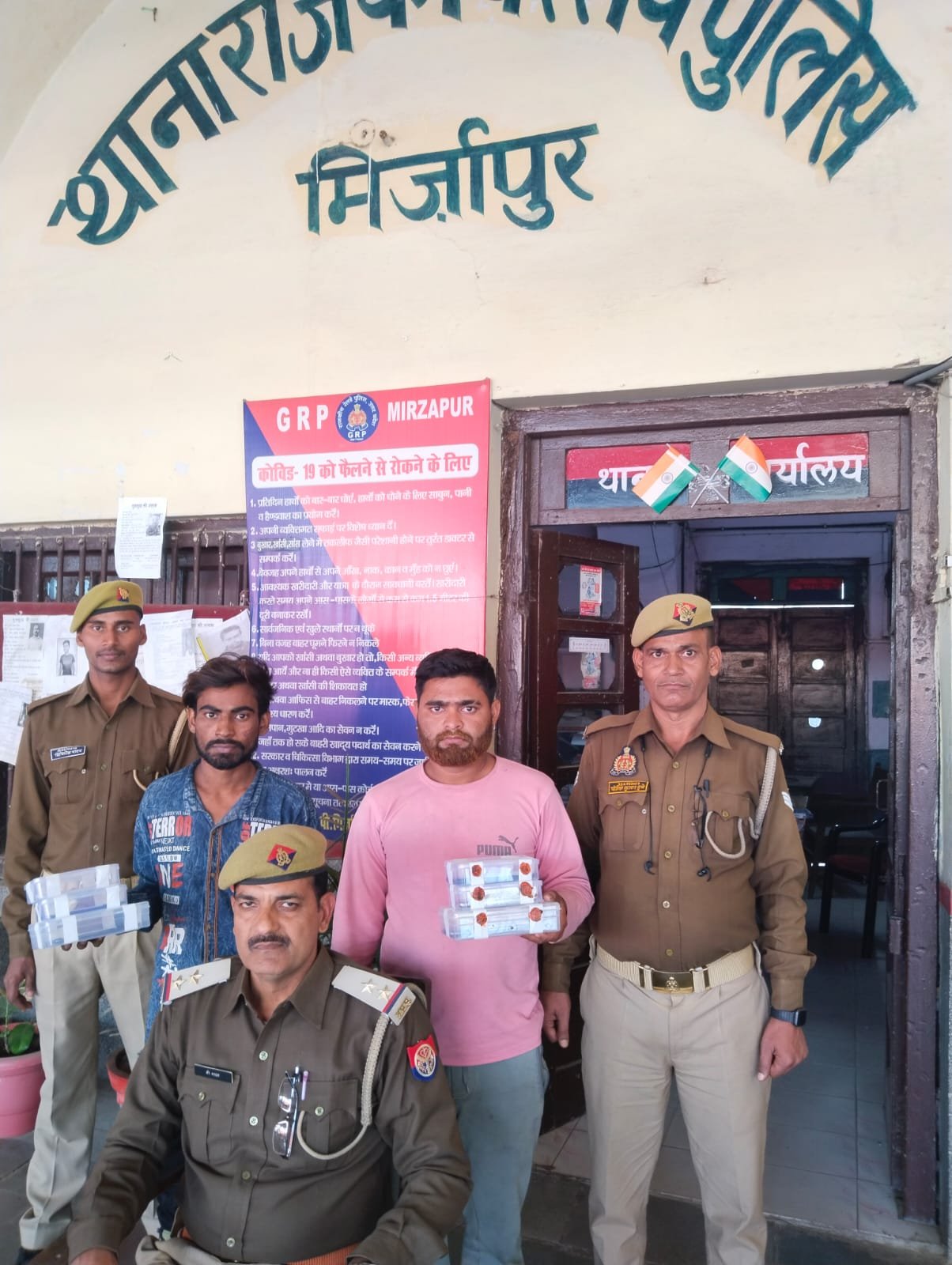 रेल यात्रियों का सामान चुराने वाले दो अभियुक्त मिर्जापुर जीआरपी के गिरफ्त में