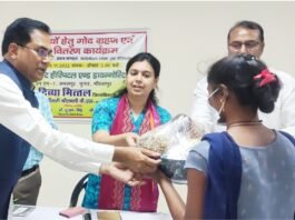 एपेक्स के चेयरमैन डॉ एसके सिंह द्वारा जिलाअधिकारी मिर्जापुर का स्वागत किया गया