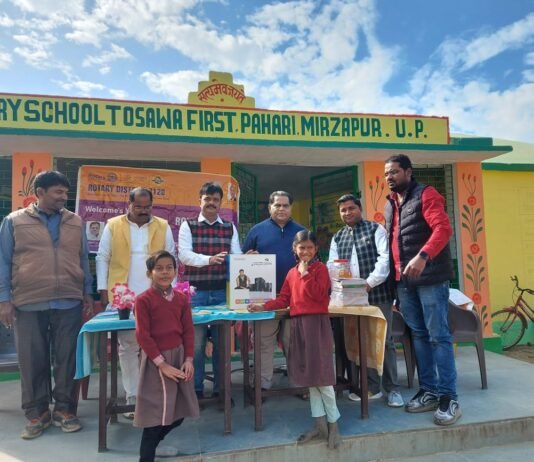 रोटरी क्लब विंध्याचल द्वारा गोद लिए स्कूल में एंड्रॉयड टीवी साउंड सिस्टम व अन्य सामग्री उपलब्ध कराया
