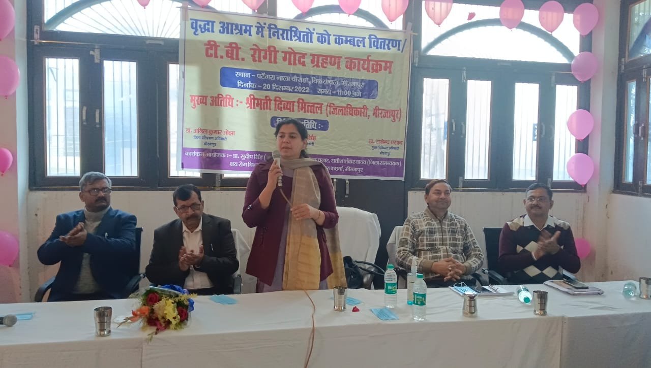 डीएम मिर्जापुर ने आज वृद्ध महिलाओं और टीबी के मरीजों के बीच बिताया काफी समय