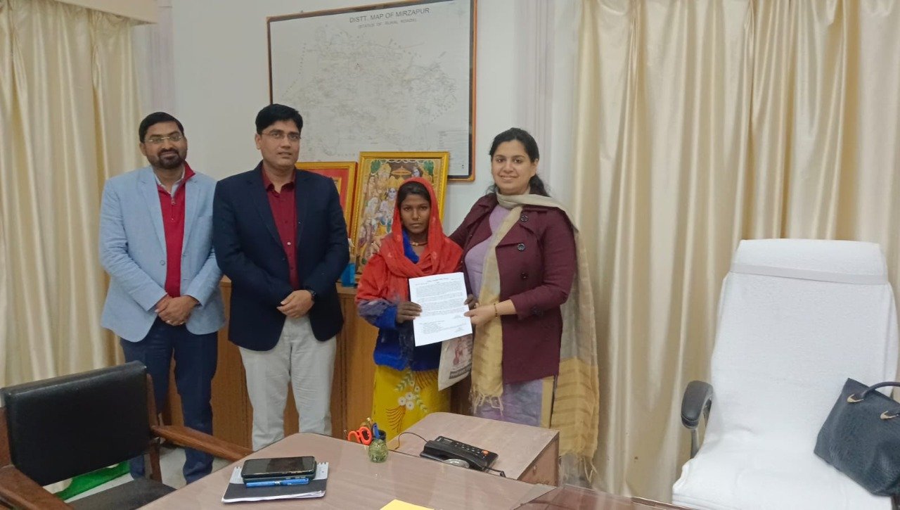 मिर्जापुर डीएम दिव्या मित्तल ने महिला को दिला दी नौकरी
