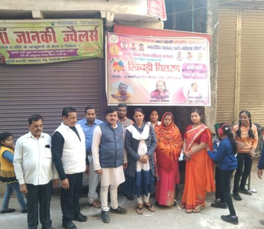 उमर वैश्य परिषद और बीजेपी के लोगों ने बांटे खिचड़ी,मिर्जापुर