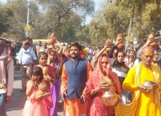 हजारों की संख्या में भक्त गणों ने सिर पर कलश रखकर आमघाट से रायपुर पोख्ता की यात्रा की पूरी – मिर्जापुर