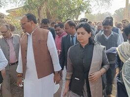 डीएम ने लखनिया दरी का किया निरीक्षण कहा सैलानियों के लिए अति शीघ्र खोल दिया जाएगा लखनिया दरी