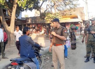 मिर्जापुर एसपी संतोष कुमार मिश्रा ने पैदल गश्त के दौरान राहगीरों से भी की वार्ता