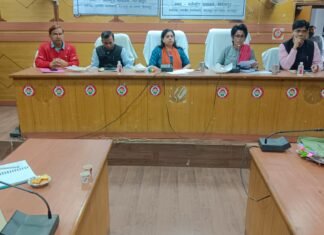 गोल्डन कार्ड बनाए जाने को लेकर तत्परता दिखाएं वरना होगी कार्रवाई – डीएम मिर्जापुर