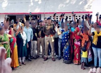 152 लोगों का खोया हुआ मोबाइल पुलिस अधीक्षक के हाथों पाकर चहके मोबाइल धारक ,मिर्जापुर