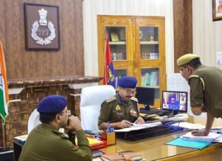 *नवागंतुक कार्यवाहक पुलिस अधीक्षक मीरजापुर द्वारा मां विन्ध्यवासिनी के दर्शनोपरान्त ग्रहण किया गया जनपद का कार्यभार