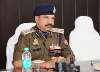 कार्यवाहक पुलिस अधीक्षक मिर्जापुर द्वारा अन्य पुलिसकर्मियों के साथ की गई बैठक
