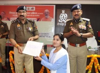 एसपी मीरजापुर द्वारा नवनयुक्ति उ0नि0 ना0पु0, प्लटून कमांडर पीएसी एवं अग्निशमन द्वितीय अधिकारी अभ्यार्थियों को नियुक्ति पत्र दिया गया