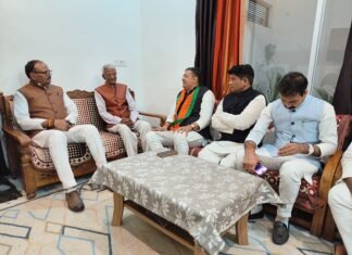 बीजेपी नेता राम कुमार विश्वकर्मा की बहन के असामयिक निधन की शोक संवेदना व्यक्त करने उपमुख्यमंत्री पहुंचे राम कुमार के आवास पर
