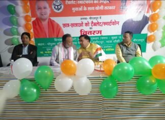 मिर्जापुर स्थित पॉपुलर नर्सिंग स्कूल में छात्र छात्राओं को मुफ्त में बांटा गया टेबलेट
