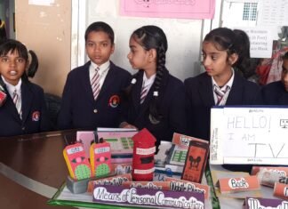 एस एन० पब्लिक स्कूल मीरजापुर के प्रागण में छात्र-छात्राओं द्वारा शिक्षा का अद्भुत प्रदर्शन