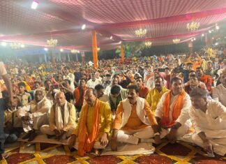 हालिया में चल रहे कथा कार्यक्रम में बीजेपी के राष्ट्रीय महासचिव भी रहे मौजूद