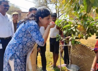 ग्राम बहेरी में जिलाधिकारी ने नल का पानी पीकर परखी गुणवत्ता , मिर्जापुर