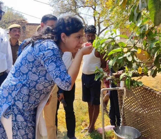 ग्राम बहेरी में जिलाधिकारी ने नल का पानी पीकर परखी गुणवत्ता , मिर्जापुर