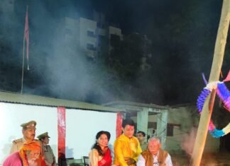मिर्जापुर पुलिस अधीक्षक ने परिवार सहित होलिका का पूजा पाठ किया