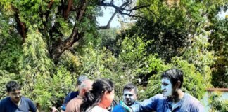 न डीएम बचे ना एसपी दौड़ा कर लगा दिया रंग, मिर्जापुर