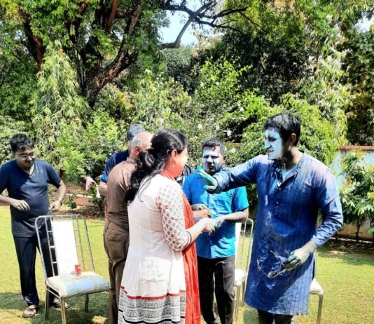 न डीएम बचे ना एसपी दौड़ा कर लगा दिया रंग, मिर्जापुर