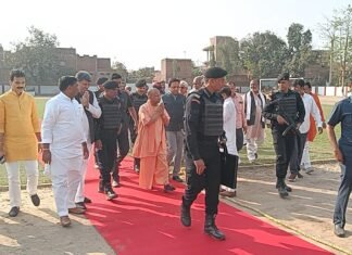 योगी आदित्यनाथ पुलिस लाइन से विंध्याचल के लिए हुए रवाना