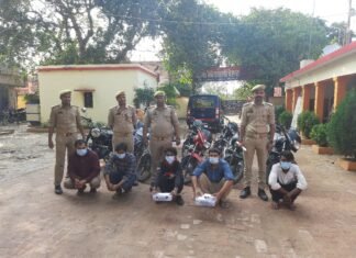 मिर्जापुर में मोटरसाइकिल चोरी करने वाले गैंग का पर्दाफाश, 5 गिरफ्तार 11 मोटरसाइकिल भी बरामद