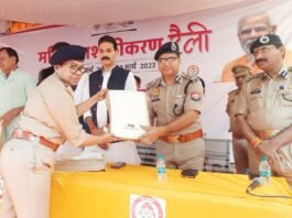 गौतमबुद्धनगर को जाने वाली महिला सशक्तीकरण रैली को विन्ध्याचल मंदिर से रवाना किया गया