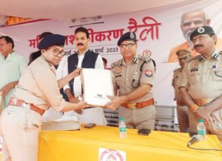 गौतमबुद्धनगर को जाने वाली महिला सशक्तीकरण रैली को विन्ध्याचल मंदिर से रवाना किया गया