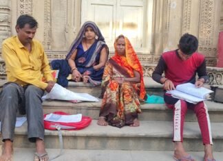 पडरी थाना क्षेत्र के गौरा विशेष की निवासनी भगवानि दर दर की ठोकरें खाने को मजबूर