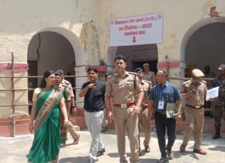 नामांकन प्रक्रिया का जायजा लेने डीएम और एसपी ने सुरक्षा उपकरणों का भी किया परीक्षण