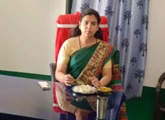 सरकारी स्कूल में बच्चों के लिए बनाया गया खाना डीएम ने भी खाया