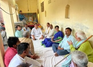 अपना दल एस के राष्ट्रीय प्रवक्ता के आवास पर श्रद्धांजलि देने पहुंचे अनुप्रिया पटेल