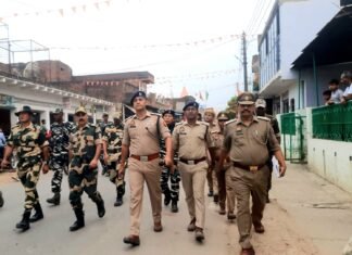 पुलिस/पी.ए.सी. बल व केन्द्रीय सशस्त्र पुलिस बल के साथ एरिया डॉमिनेशन/फ्लैग मार्च-एसपी मिर्जापुर