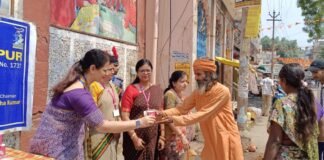 डैफोडिल्स पब्लिक स्कूल के तत्वाधान में छात्रों ने निशुल्क शरबत वितरण किया