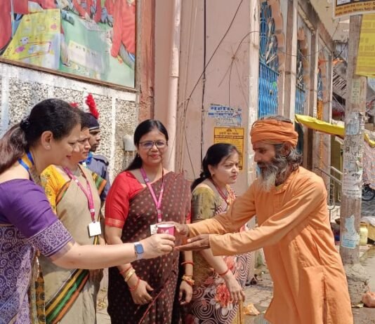 डैफोडिल्स पब्लिक स्कूल के तत्वाधान में छात्रों ने निशुल्क शरबत वितरण किया