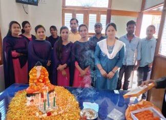 बुध पूर्णिमा के शुभ दिवस पर भगवान बुद्ध की प्रतिमा पर माल्यार्पण