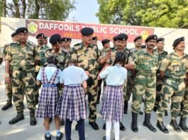 विद्यालय के बच्चों ने जवानों को राखियाँ बाँधी और उनके लिए गाया गीत