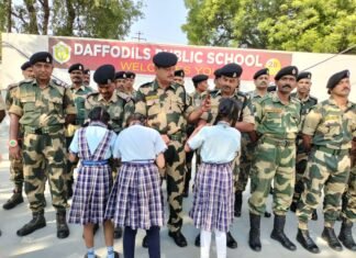 विद्यालय के बच्चों ने जवानों को राखियाँ बाँधी और उनके लिए गाया गीत