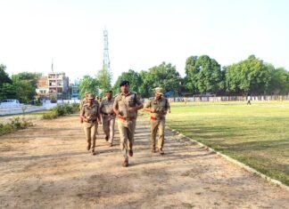 पुलिस अधीक्षक मीरजापुर द्वारा शुक्रवार साप्ताहिक परेड की सलामी लेकर किया गया परेड का निरीक्षण