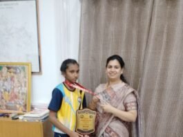 मिर्जापुर की प्रार्थना सोनी को जिलाधिकारी दिव्या मित्तल ने किया पुरस्कृत , जिले के अलावा वार्ड नंबर 30 में दौड़ी खुशी की लहर