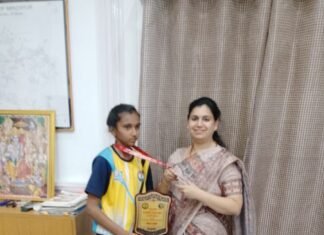 मिर्जापुर की प्रार्थना सोनी को जिलाधिकारी दिव्या मित्तल ने किया पुरस्कृत , जिले के अलावा वार्ड नंबर 30 में दौड़ी खुशी की लहर