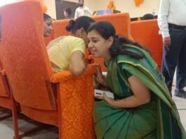 मिर्जापुर डीएम की फोटो आज पूरे उत्तर प्रदेश में सर्वाधिक रही चर्चित