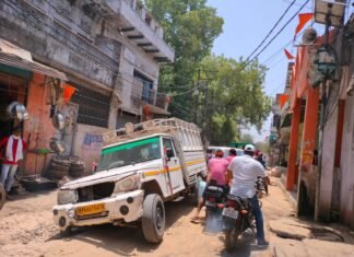 मिर्जापुर – खराब रोड के चलते महुअरिया में गाड़ी धसी