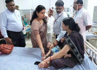 मिर्जापुर ,डीएम दिव्या मित्तल द्वारा मरीजों को सहलाते देख ,अन्य मरीजों को लगा जैसे उनको भी लगा मरहम