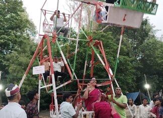 सावन में झूला झूल कर डीएम दिव्या मित्तल ने झूला संस्कृति और विरासत का दिया संदेश