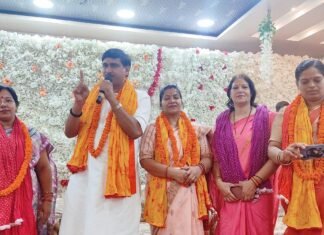 नगर पालिका अध्यक्ष श्यामसुंदर केसरी की पत्नी ने महिलाओं को किया सम्मानित, मिर्जापुर