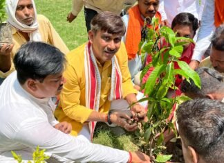 पार्टी कार्यकर्ताओं के साथ संत रविदास पार्क पहुँचे नपाध्यक्ष श्यामसुंदर केशरी
