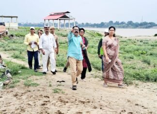 डीएम मिर्जापुर दिव्या मित्तल ने शास्त्री पुल का किया निरीक्षण, शीघ्र काम पूरा करने का दिया निर्देश
